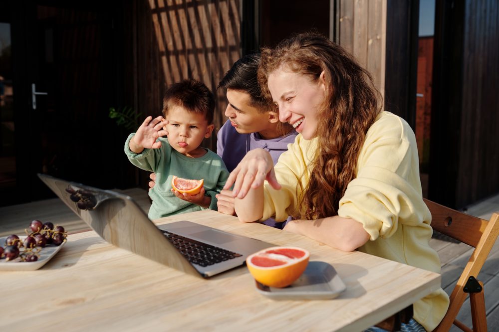Familia en videollamada conectada a distancia