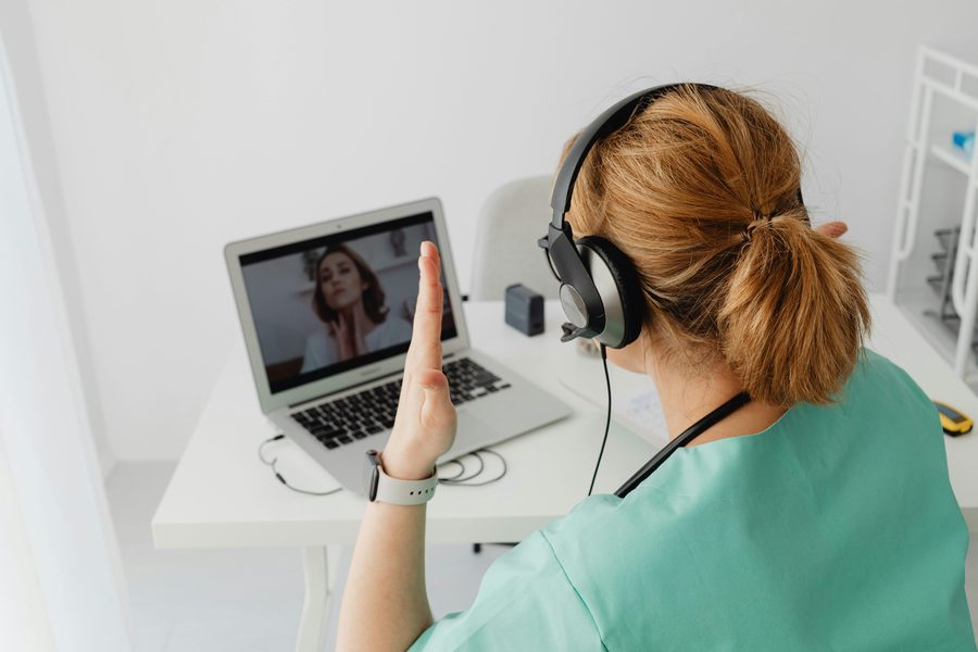Profesional de salud en consulta por video